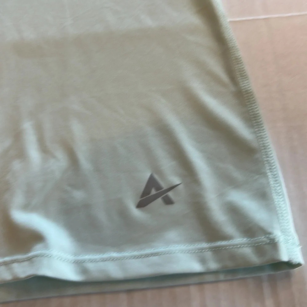 Artic Cool Hydrofreeze X Technology V-Neck Short Sleeve Lt Green T-Shirt. Size L - Picture 5 of 8